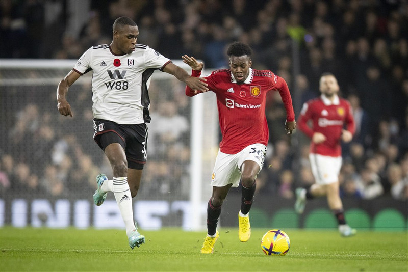Issa Diop (til vinstri).