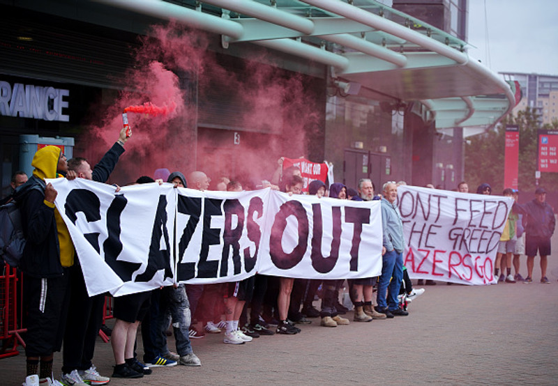 „Glazers Burt" borða flogið yfir heimavöll Tampa Bay