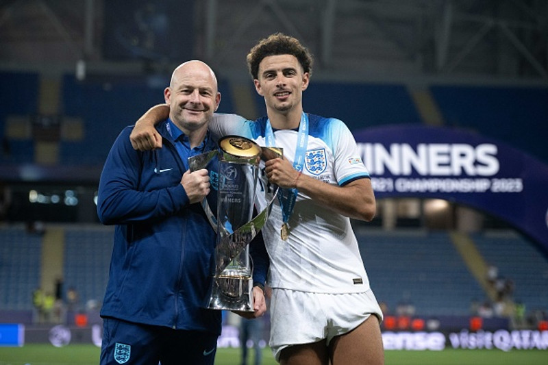 Curtis Jones vann EM U21 landsliða sumari 2023. Lee Carsley var þjálfari U21 á því móti.