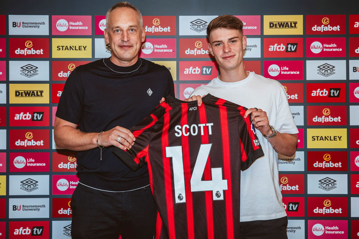 Alex Scott er miðjumaður sem gæti blómstrað.