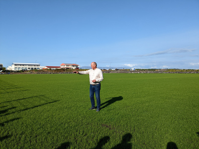 Ísland æfir á grasinu hans Jóns Rúnars.