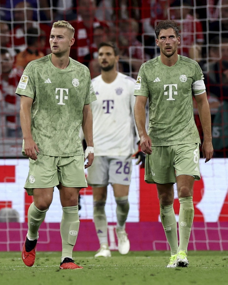 De Light og Leon Goretzka ásamt Svein Ulreich eftir að hafa fengið jöfnunarmark á sig á 94. mínútu gegn Leverkusen um síðustu helgi.