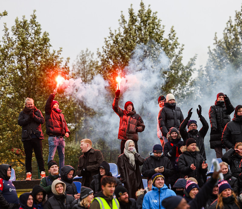 Fjölmennt á leikinn.