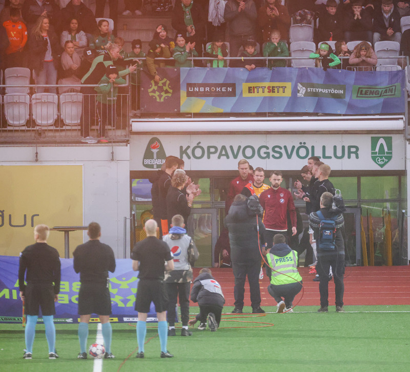 Blikar stóðu heiðursvörð.