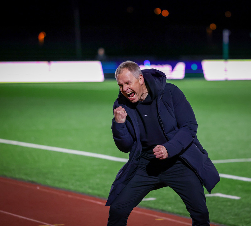 Óskar fagnar sigurmarkinu í gær.