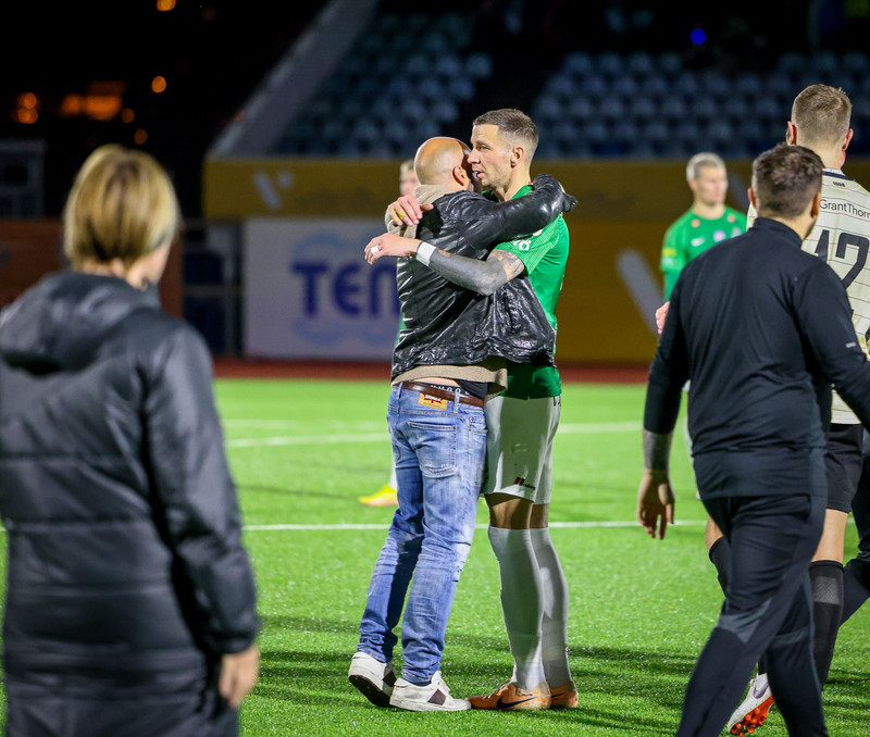 Þeir fóru hvor sína leið og Arnar faðmaði Damir Muminovic leikmann Blika.