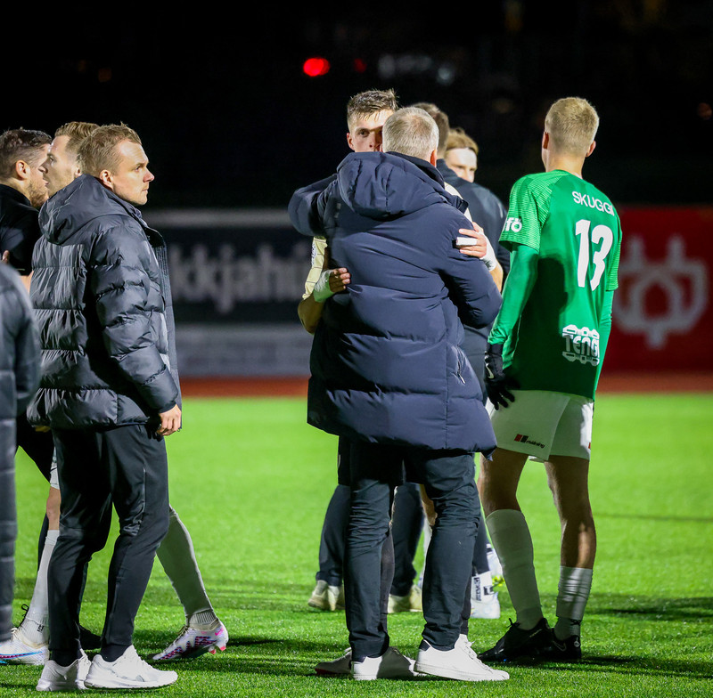 Á meðan Óskar Hrafn faðmaði Karl Friðleif Gunnarsson leikmann Víkings.