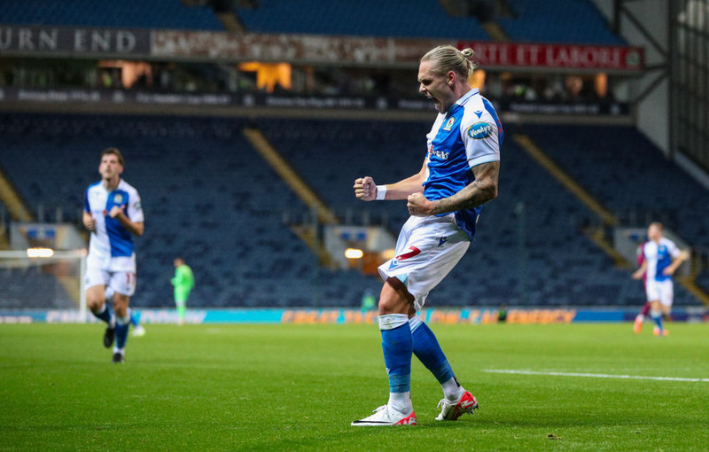 Arnór fagnar í leik með Blackburn.