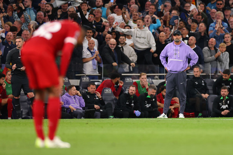 Joel Matip niðurlútur á meðan Jürgen Klopp horfir á hann