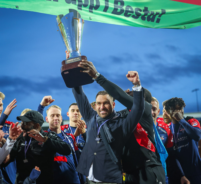 Með bikarinn að leikslokum.