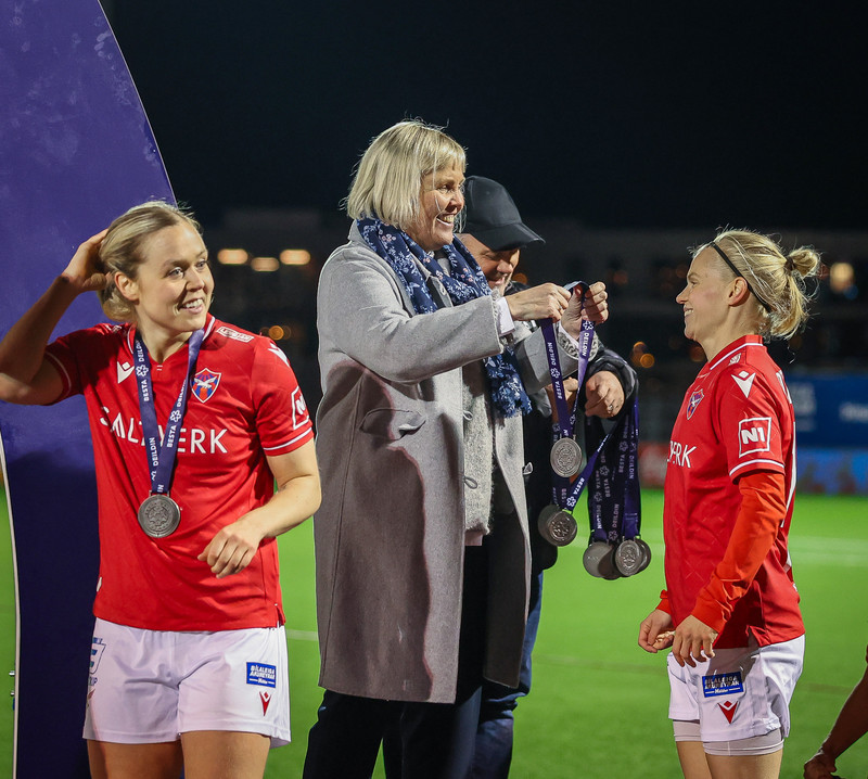 Myndaveisla: Valur hampaði skildinum í Bestu-deildinni