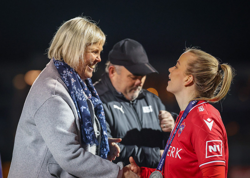 Myndaveisla: Valur hampaði skildinum í Bestu-deildinni
