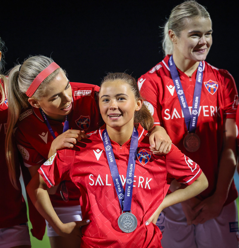 Myndaveisla: Valur hampaði skildinum í Bestu-deildinni
