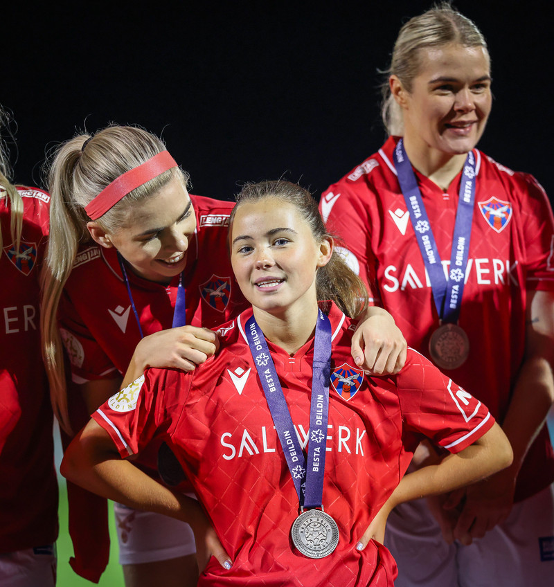 Myndaveisla: Valur hampaði skildinum í Bestu-deildinni
