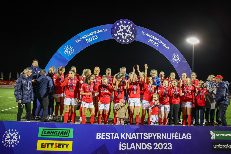 Myndaveisla: Valur hampaði skildinum í Bestu-deildinni