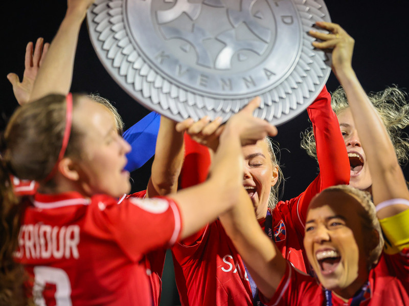 Myndaveisla: Valur hampaði skildinum í Bestu-deildinni
