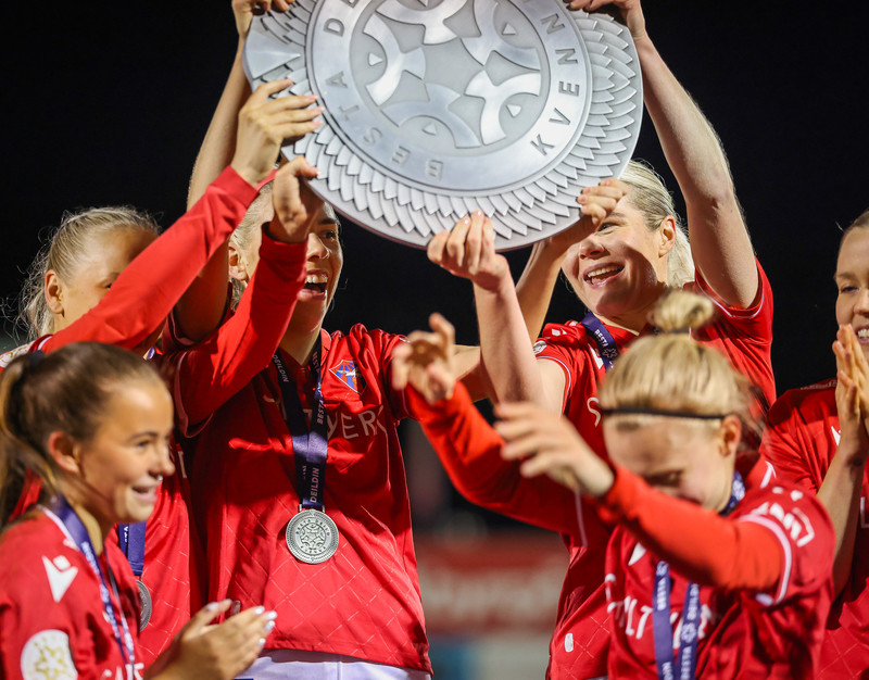 Myndaveisla: Valur hampaði skildinum í Bestu-deildinni