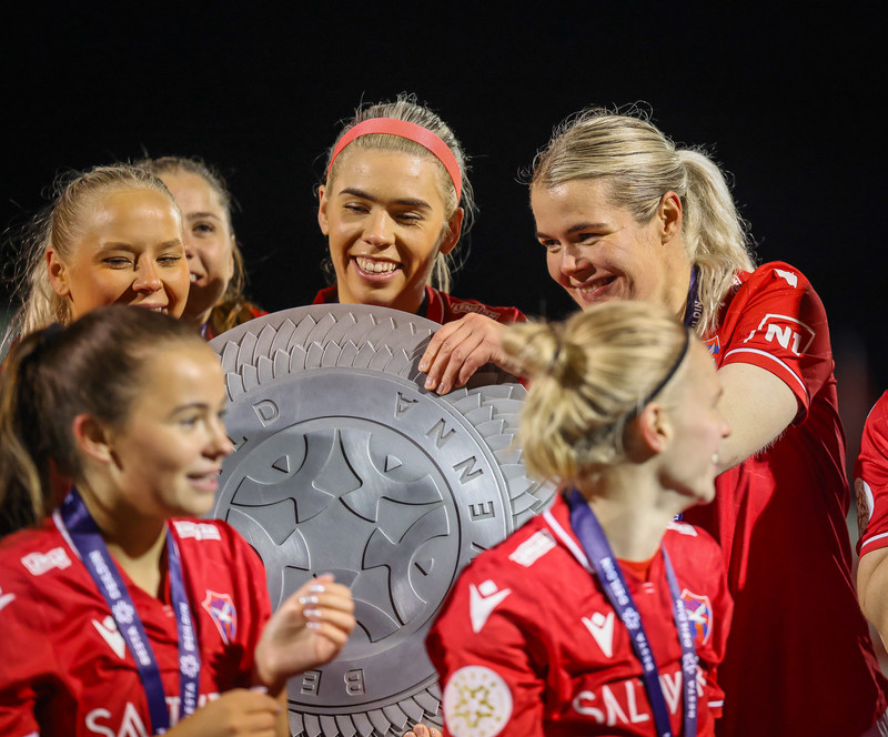 Myndaveisla: Valur hampaði skildinum í Bestu-deildinni
