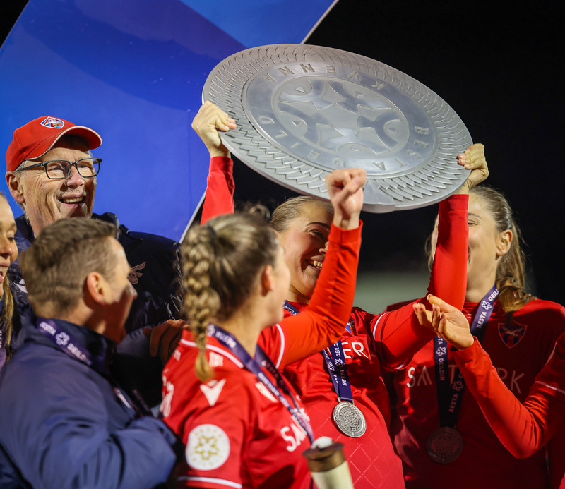 Myndaveisla: Valur hampaði skildinum í Bestu-deildinni