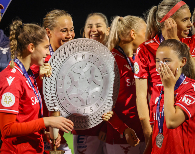 Myndaveisla: Valur hampaði skildinum í Bestu-deildinni