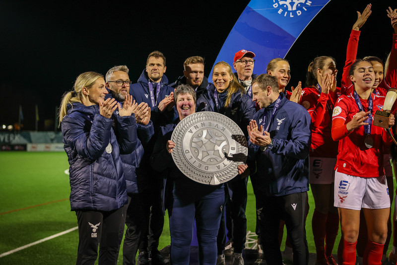 Myndaveisla: Valur hampaði skildinum í Bestu-deildinni