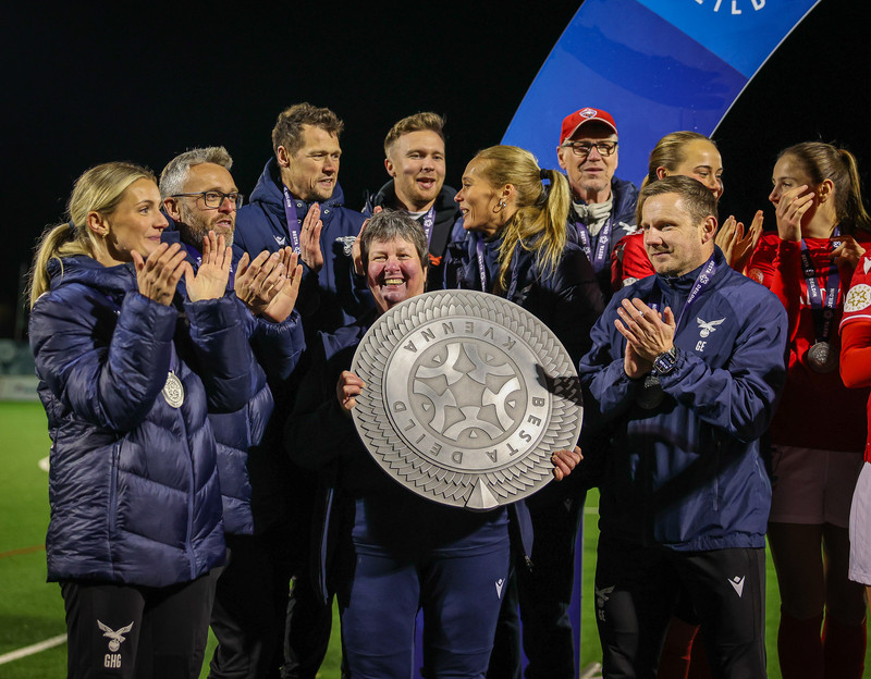 Myndaveisla: Valur hampaði skildinum í Bestu-deildinni