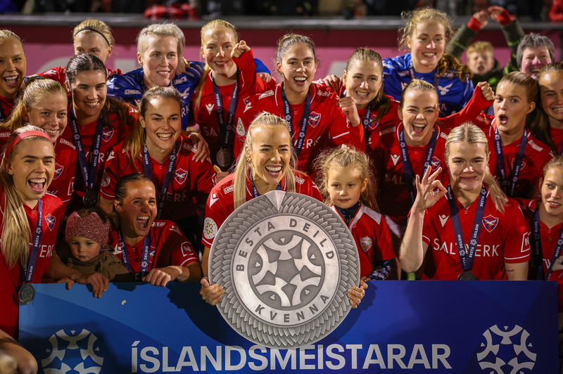 Myndaveisla: Valur hampaði skildinum í Bestu-deildinni