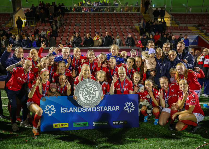 Myndaveisla: Valur hampaði skildinum í Bestu-deildinni