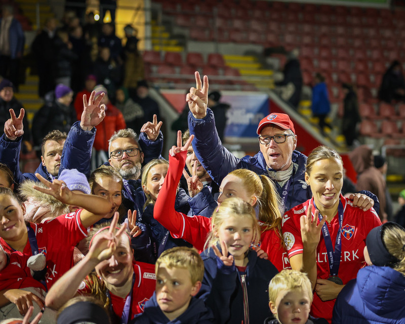Myndaveisla: Valur hampaði skildinum í Bestu-deildinni