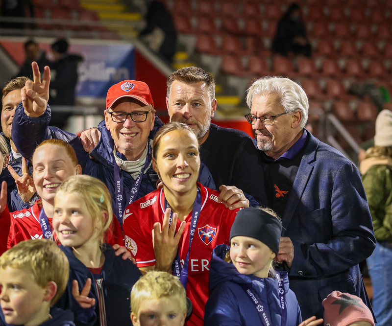 Myndaveisla: Valur hampaði skildinum í Bestu-deildinni