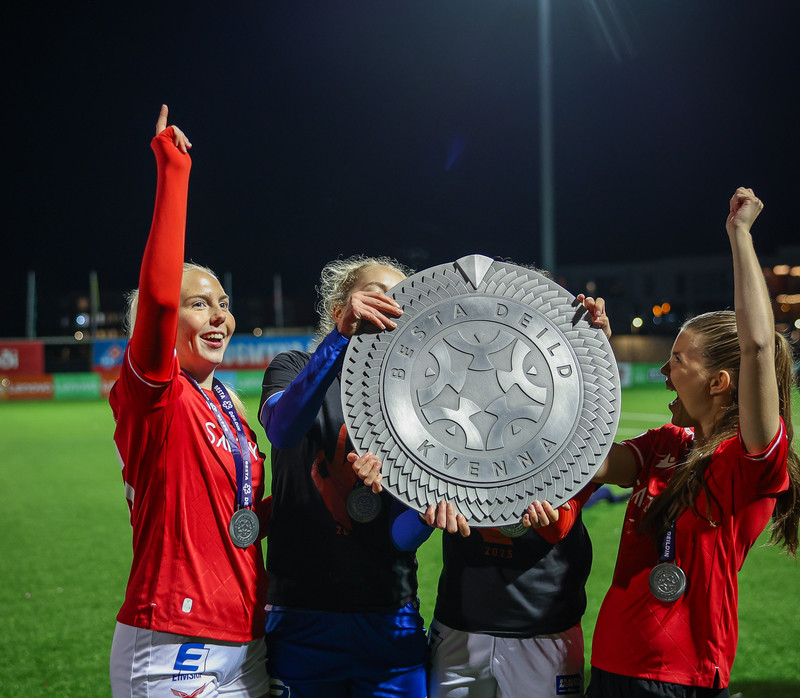 Myndaveisla: Valur hampaði skildinum í Bestu-deildinni