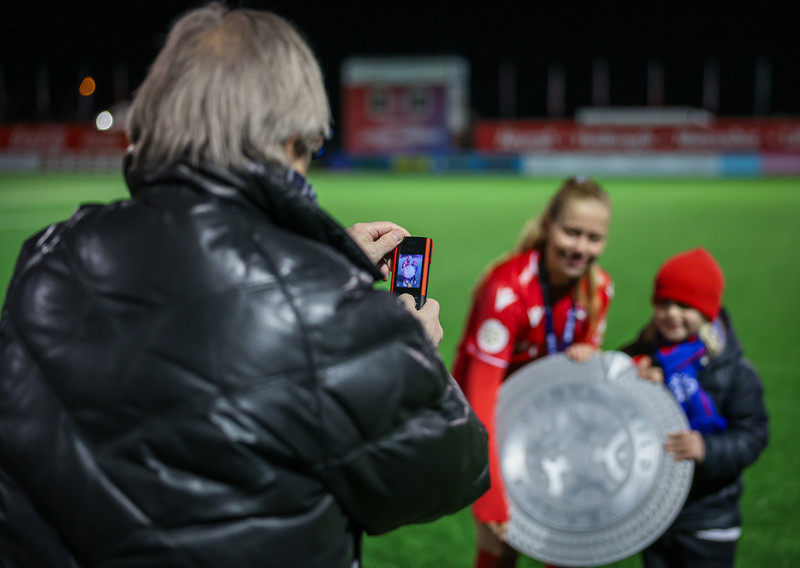 Myndaveisla: Valur hampaði skildinum í Bestu-deildinni