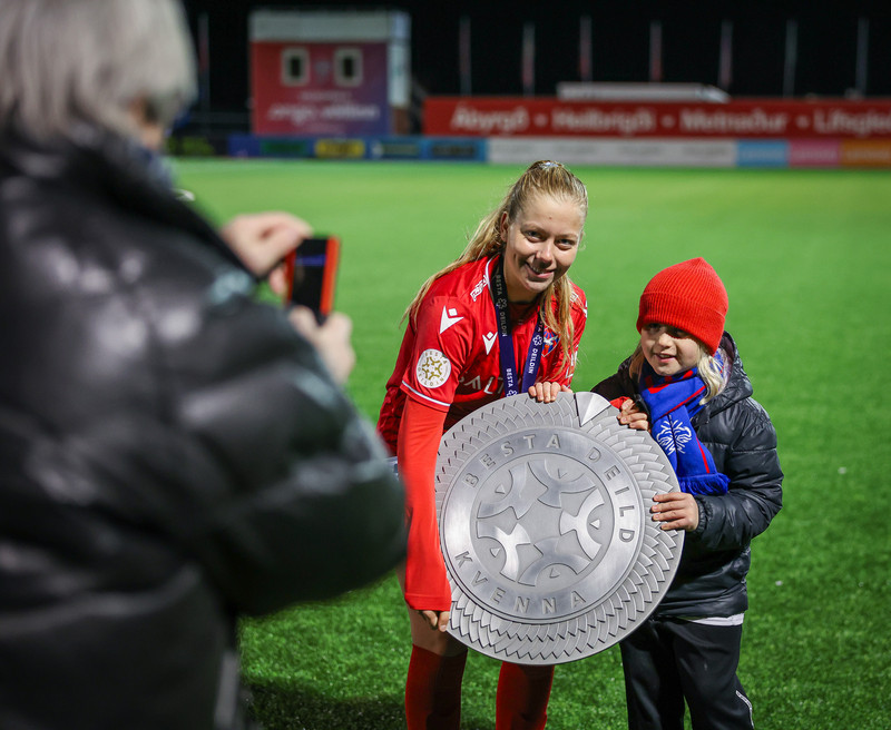 Myndaveisla: Valur hampaði skildinum í Bestu-deildinni