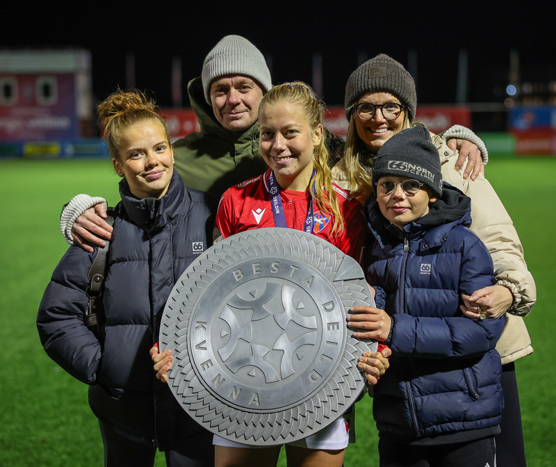 Myndaveisla: Valur hampaði skildinum í Bestu-deildinni
