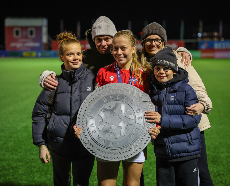Myndaveisla: Valur hampaði skildinum í Bestu-deildinni