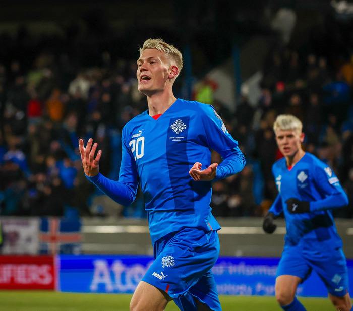 Orri Steinn Óskarsson og fyrir aftan hann er Hákon Arnar Haraldsson.