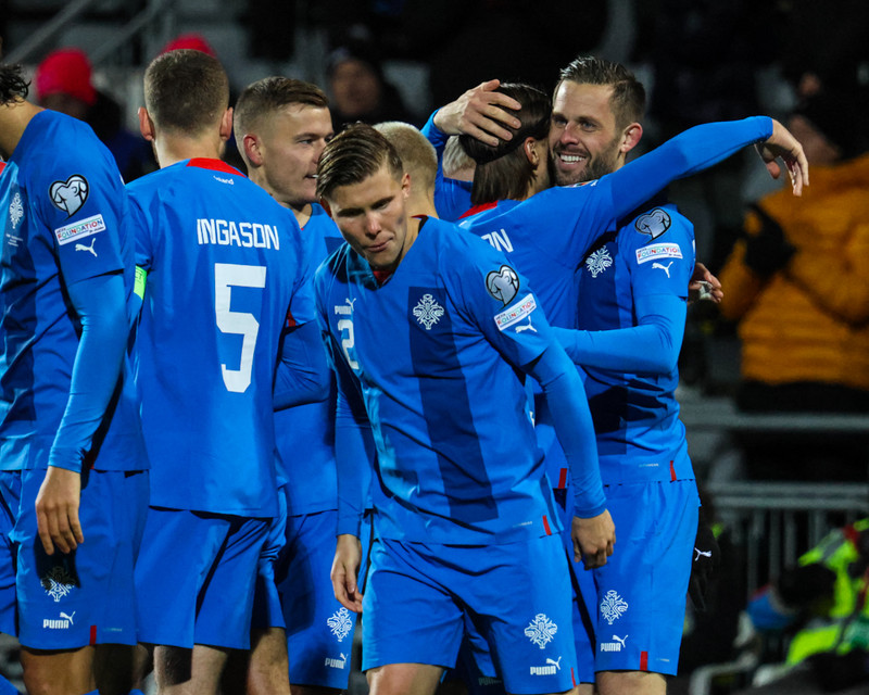 Gylfi fagnar marki í kvöld.