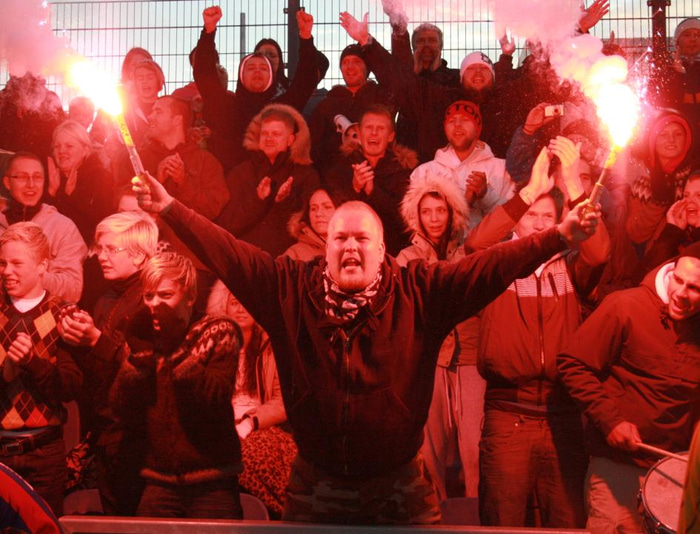 Peran með blys í stúkunni. Sekt.