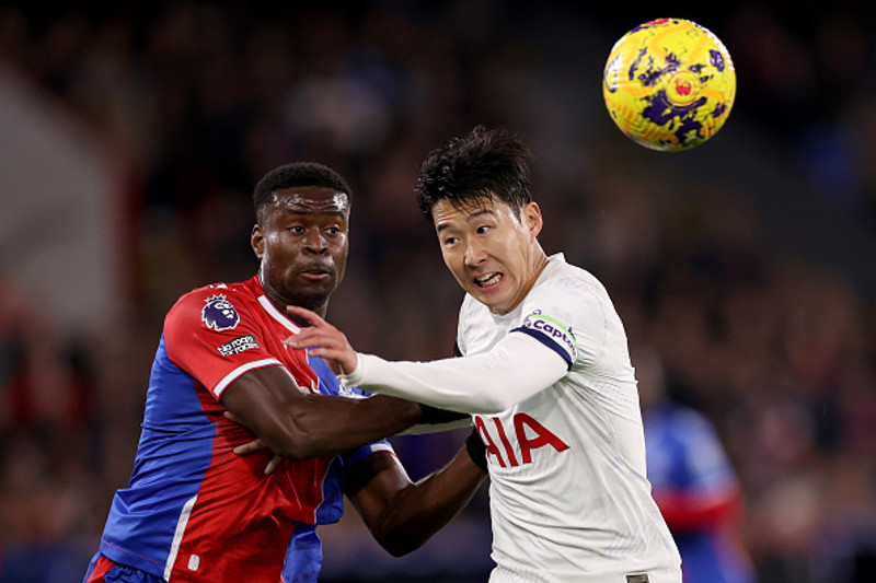 Guehi hér í baráttu við Son, sóknarmann Tottenham.