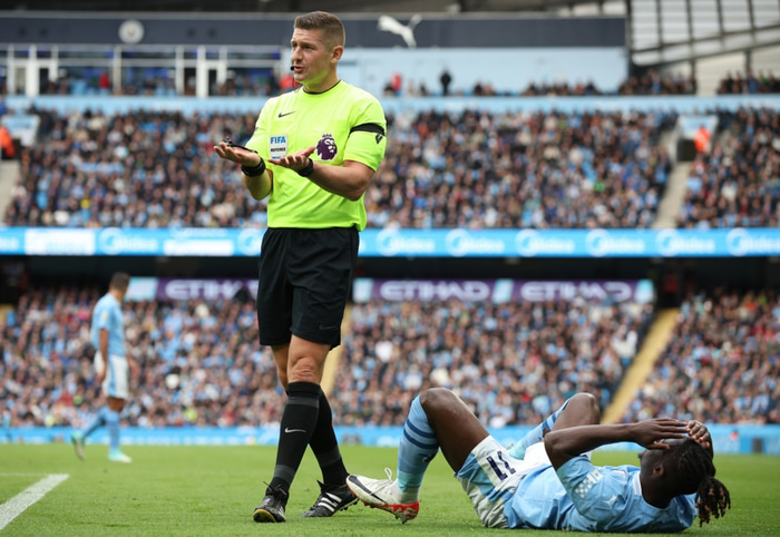 Rob Jones sá um VAR herbergið.