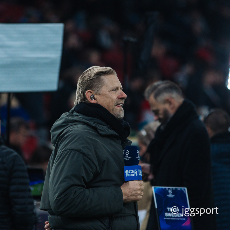 Peter Schmeichel er gagnrýndur fyrir viðtal sitt við Martínez