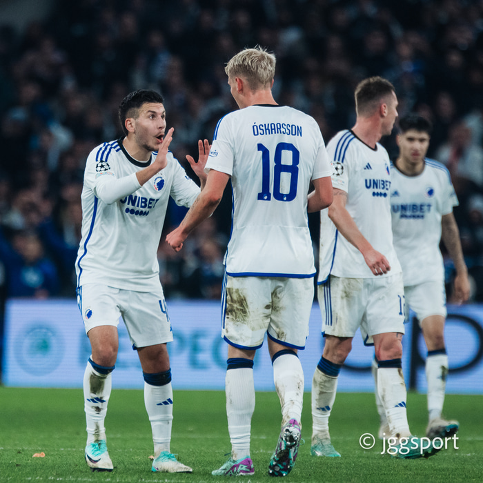 Bardghji og Orri Steinn ræða málin.