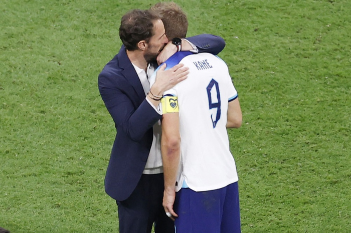 Gareth Southgate, landsliðsþjálfari Englands, faðmar hér Harry Kane.