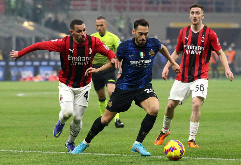 Bennacer og Calhanoglu í baráttunni í fjandslag Milan gegn Inter frá því í febrúar 2022, nokkrum mánuðum eftir að Calhanoglu fór til Inter og áður en Milan vann langþráðan Ítalíumeistaratitil.