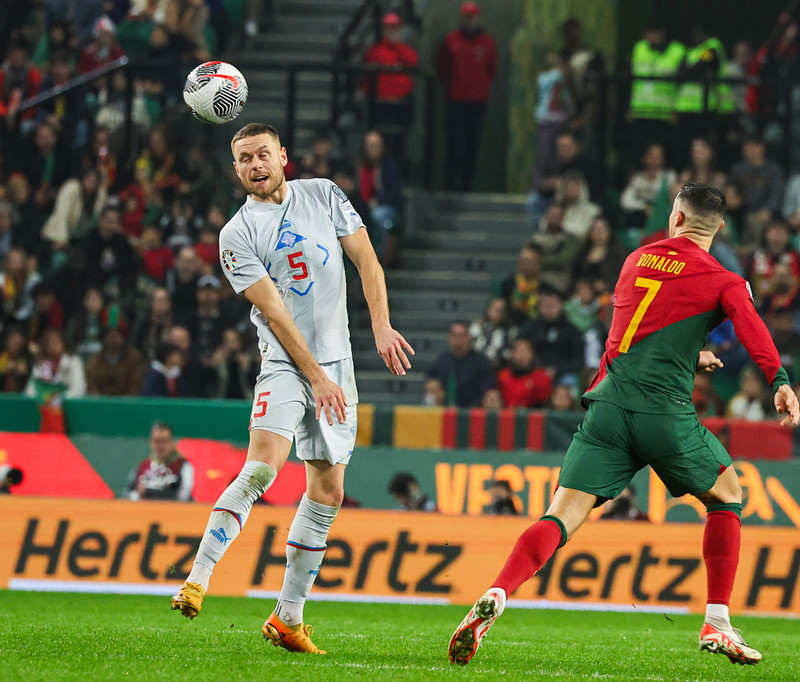 Sverrir Ingi í baráttunni gegn Cristiano Ronaldo í kvöld