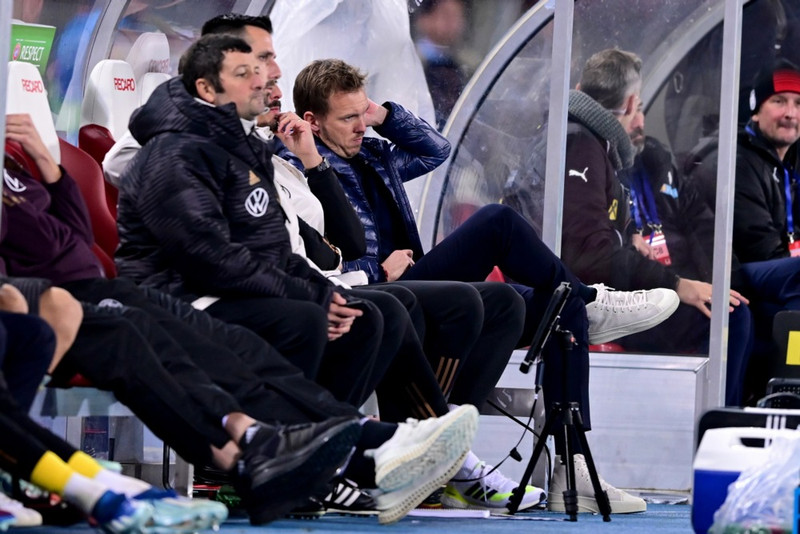 Nagelsmann klórar sér í kollinum.