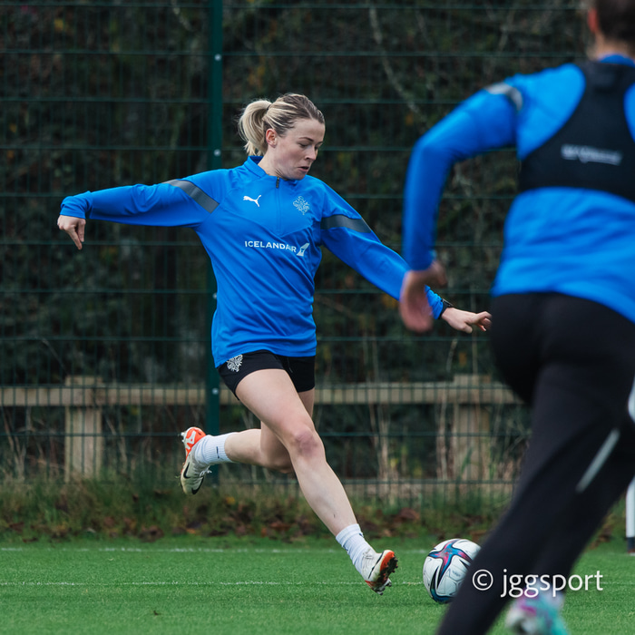 Sandra María á æfingu Íslands í Cardiff í gær.