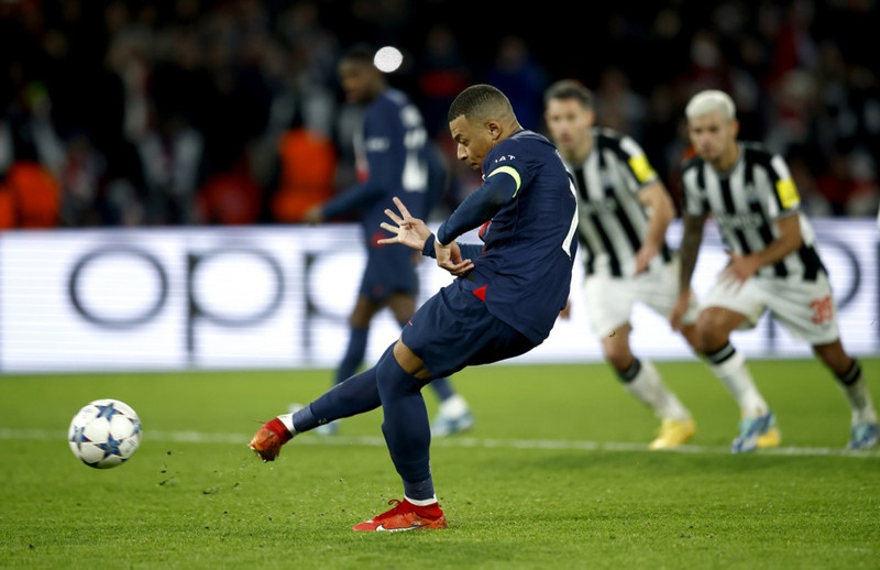 Mbappe skoraði úr vítinu.