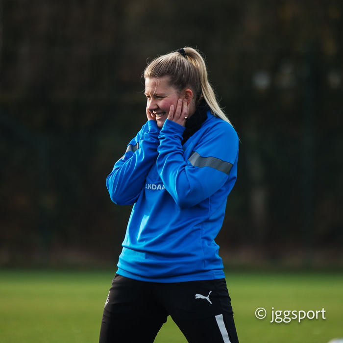 Selma Sól á æfingu Íslands í Cardiff í morgun.