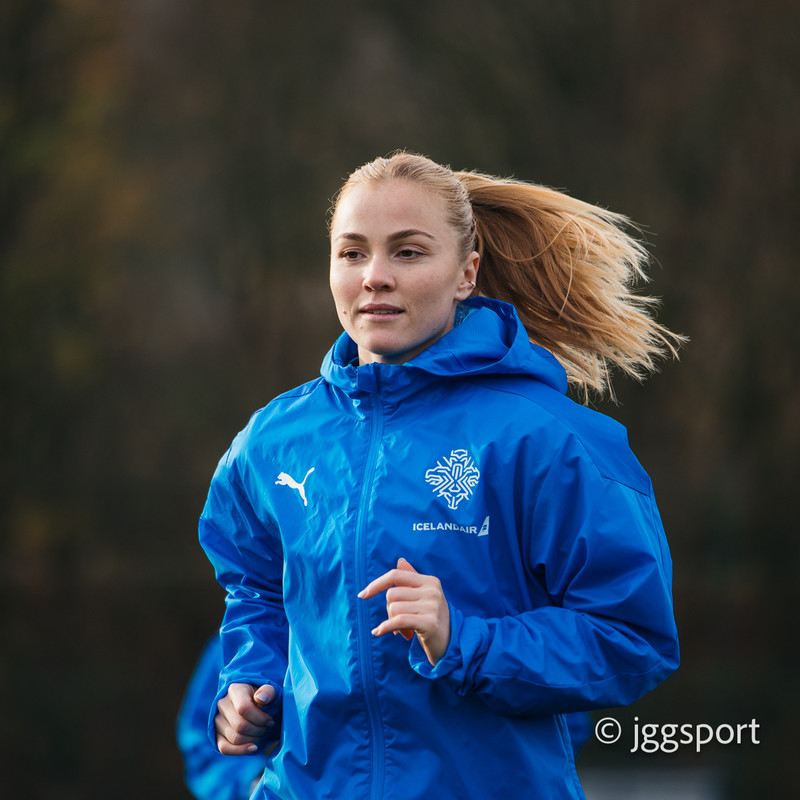 Myndaveisla: Önnur æfing Íslands í Cardiff
